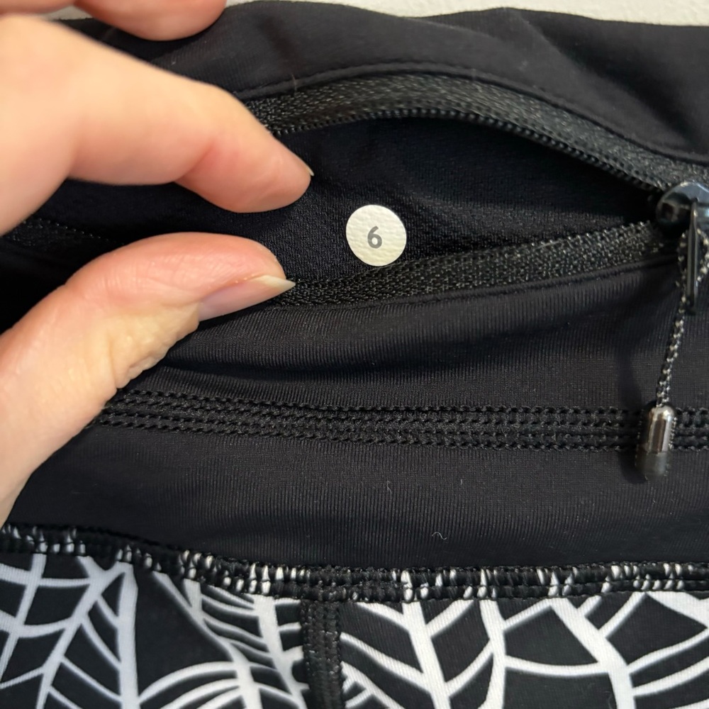 Lululemon Run A Marathon Crop II Pretty Palm Black Angel Wing Size 6 Running - Picture 13 of 13